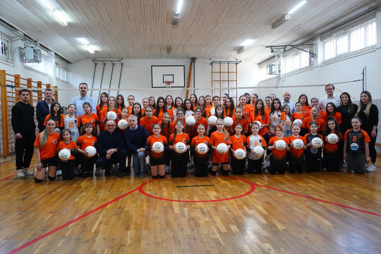 Germanikano Ambasadori ani Kosova, H.E. Joern Rohde, ano anav e ambasadako kota representinela , dende  donacia  klubeske “KV Prizreni”