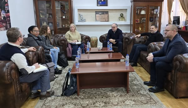 Sheruno e Prizrenoska Komunako Shaqir Totaj ajukerla delegacia kotar Chemonics International Amerika.