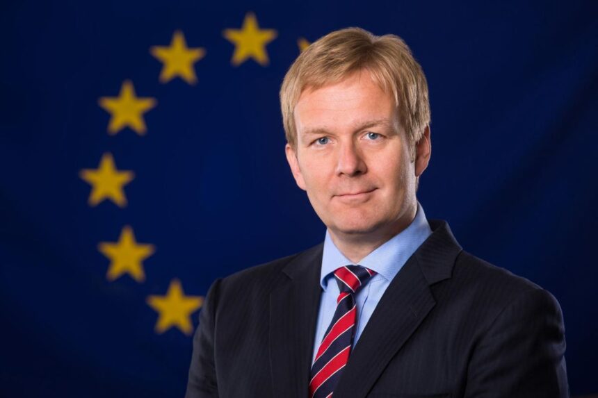 Emisari e Europake Uniako vash Kosova-Srbia, Peter Sorenson, shdringya o gadiseripya ano kuadro e mandatesko vash avancipe e dialogesko Prishtina Beograd