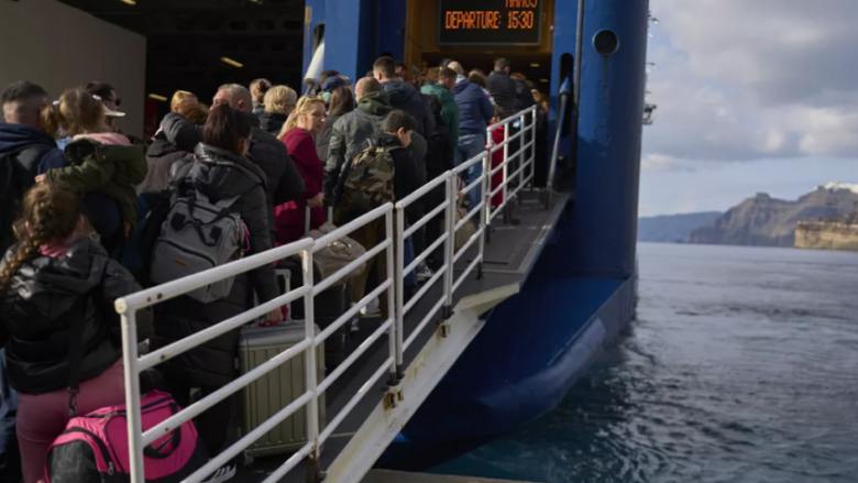 Shaipe e phuvyake khelavipasko ano Santorini shelencar turistya nashna