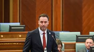 Konjufca: Te sine o Kurti kay nanele o gendya, e sera perla e Bedri Hamzaske