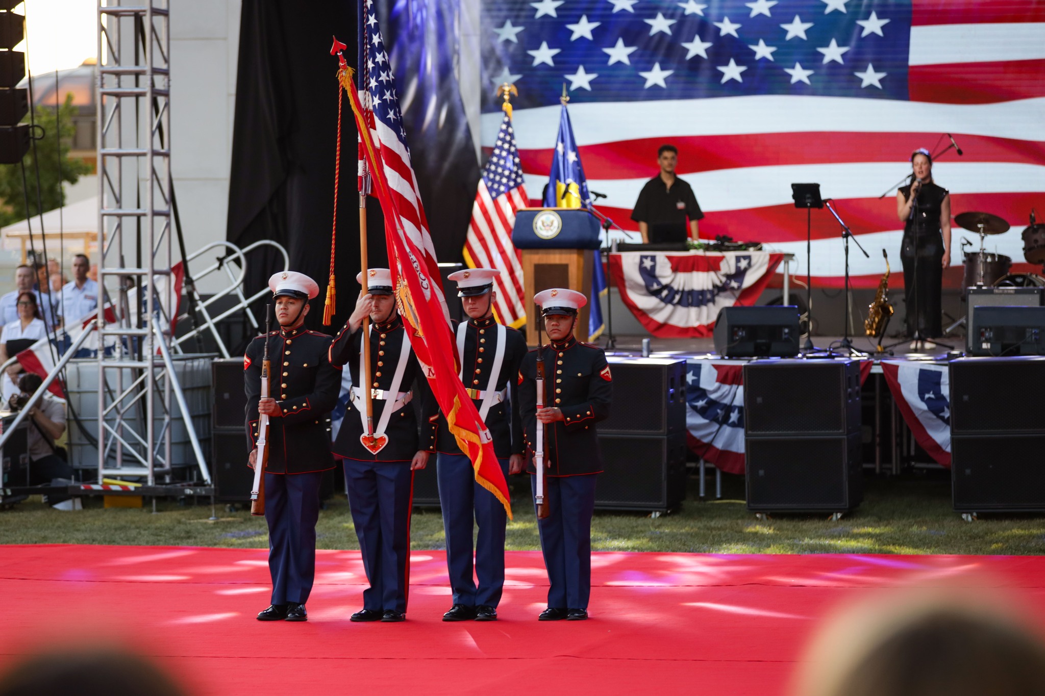 Amerikaki Ambasada erati manifestingya o 249.to bersh e Biumlavdipasko